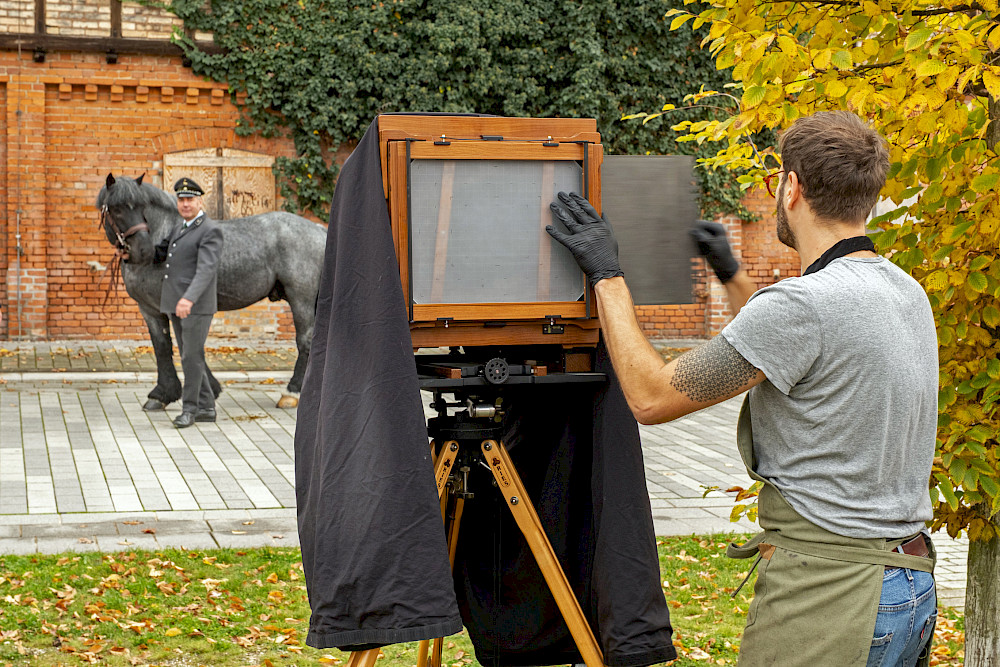 Ein Fotoshooting der besonderen Art auf dem Steintor-Campus: Fotograf Maximilian Zeitler erstellt eine historische Aufnahme von Pferd Nussbaum.