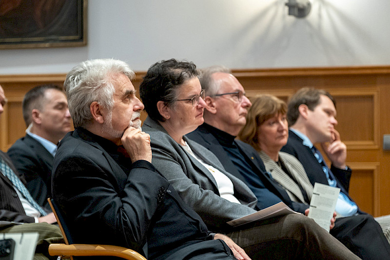 In der ersten Reihe nahmen Platz: Wissenschaftsminister Armin Willingmann, Rektorin Claudia Becker, Ministerpräsident Reiner Haseloff und Ehefrau Gabriele sowie Leucorea-Geschäftsführer Karl Tetzlaff (von links)
