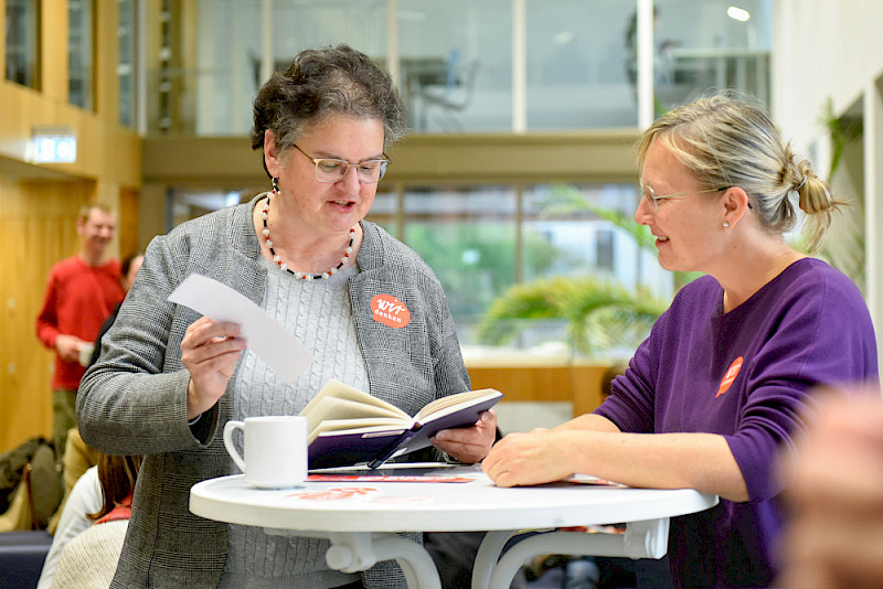 Rektorin Prof. Dr. Claudia Becker im Gespräch mit Amerikanistin Prof. Dr. Julia Nitz