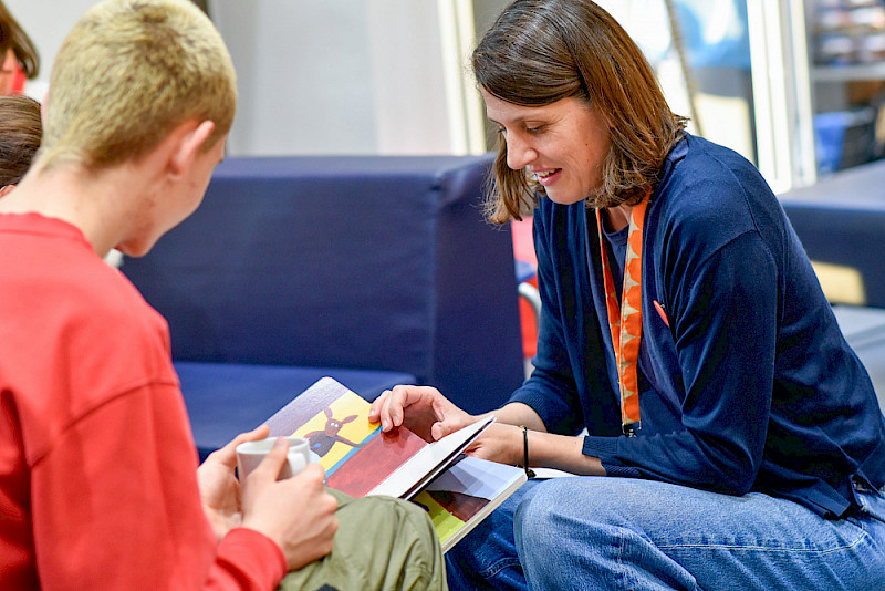 Miriam Heise, Fachreferentin in der Zweigbibliothek Steintor-Campus, stellt ein Kinderbuch vor.