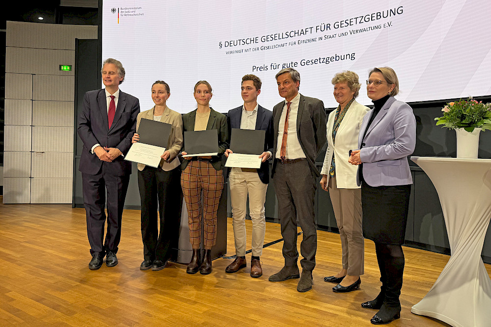Bei der Preisverleihung: Günter Krings, Cathrin Rottschäfer, Ann Christin Reckel, Robert Ahrend, Ulrich Karpenstein, Gisela Meister-Scheufelen und Bundesjustizministerin Stefanie Hubig (von links)