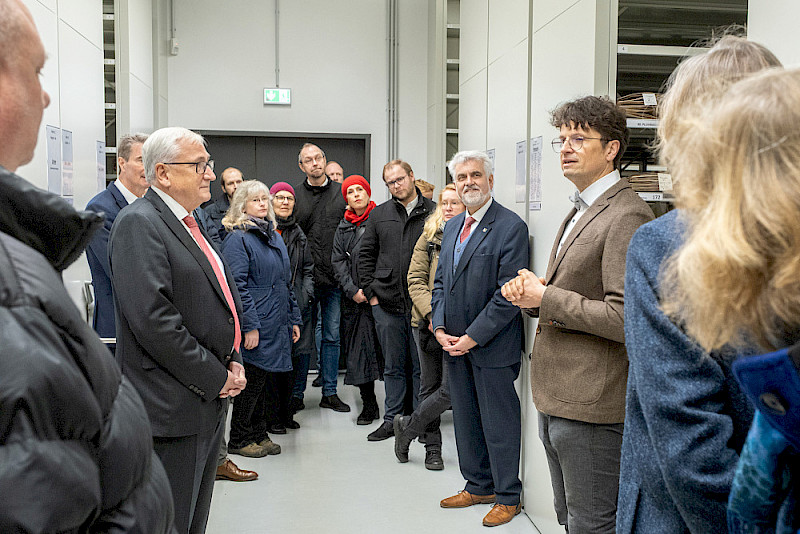 Der Leiter des Herbariums Marcus Lehnert erklärte das Archiv des Herbariums.