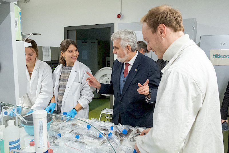 Wissenschaftsminister Armin Willingmann suchte das Gespräch im Labor.