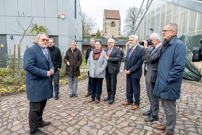 Harald Meller (links) erinnerte an die Ausgrabung der Klosterkirche Neuwerk.