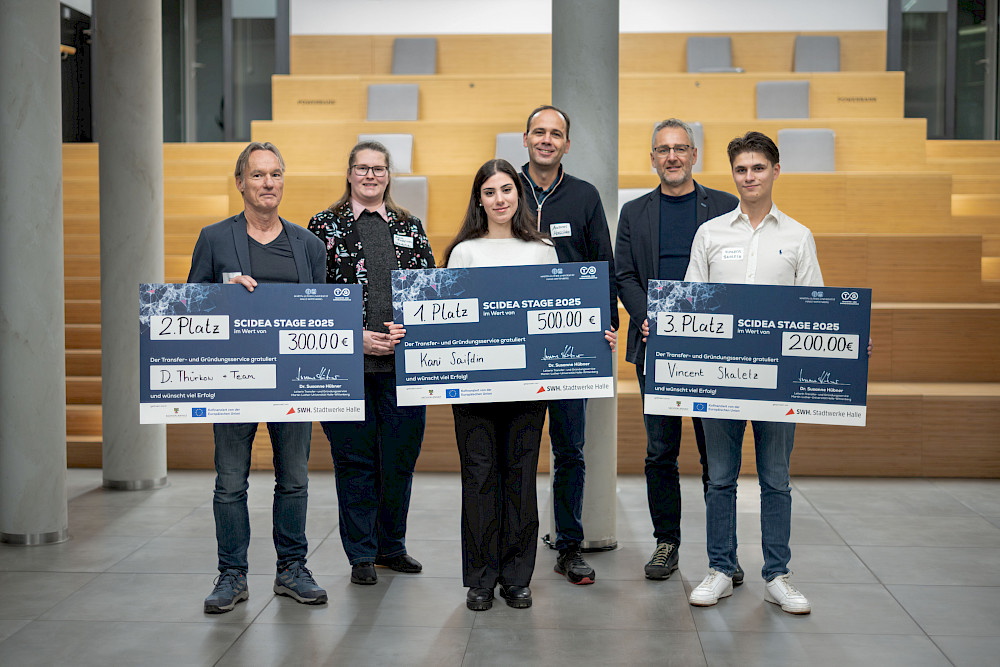 Die Preisträger der "Scidea Stage" Detlef Thürkow, Kani Saifdin und Vincent Skaletz (vorn, von links) gemeinsam mit den Jurymitgliedern Anne Findeisen, Andreas Haschke und Andreas Nowak (hinten, von links)