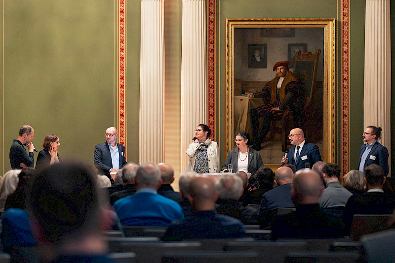 Beim MLU-Alumnitreffen am Mittwoch diskutierte Rektorin Claudia Becker (3. von rechts) mit Gästen aus Politik, Wirtschaft und den drei großen Strukturwandelverbünden der MLU.