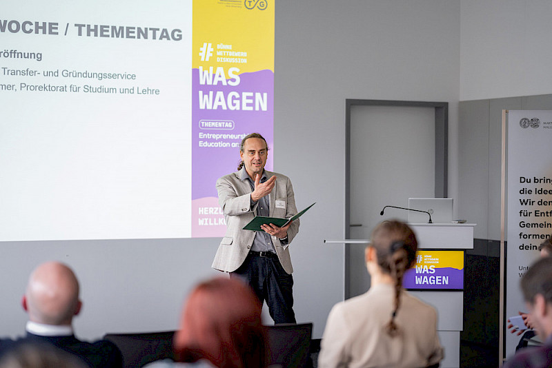 Prorektor Pablo Pirnay-Dummer hielt ein Grußwort - am Thementag wurde in einer Ideenwerkstatt diskutiert, wie sich unternehmerische Kompetenzen und Gründungsmentalität in Studium und Lehre integrieren lassen.