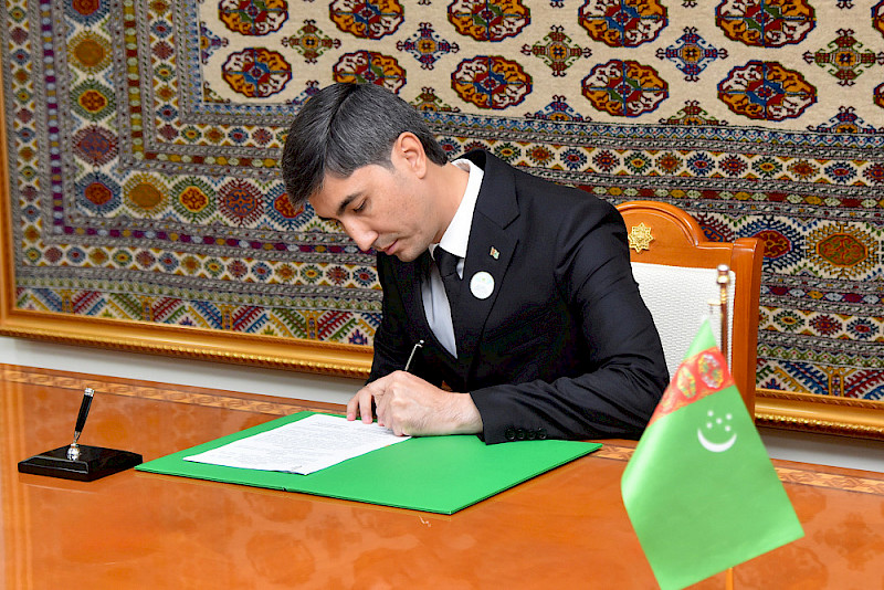 Maksat Charyyev, Rektor des Döwletmämmet Azadi Turkmen National Institute of World Languages, unterzeichnete den Kooperationsvertrag mit der Philosophischen Fakultät III.