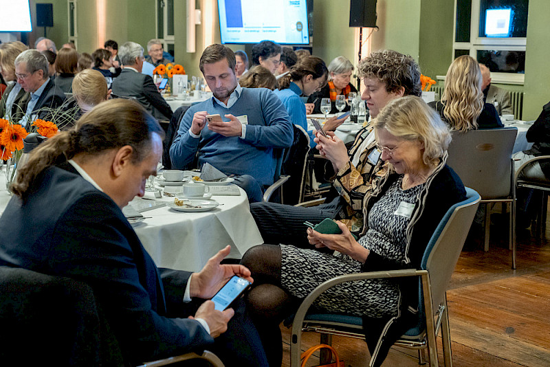 Was sonst in Veranstaltungen nicht gern gesehen wird, war diesmal Teil des Programms: Für den Deutsch-Test mussten die Smartphones herausgeholt werden.