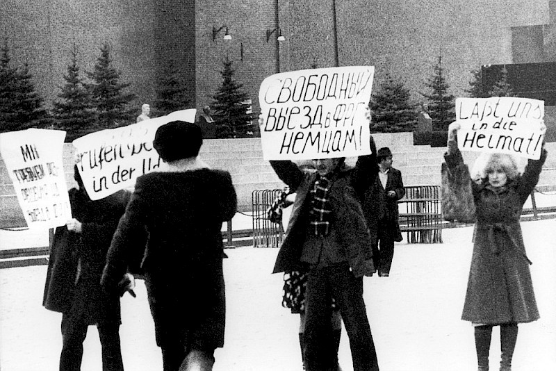Eine Gruppe deutschstämmiger Sowjetbürger demonstriert 1980 auf dem Roten Platz in Moskau für die Ausreise in die Bundesrepublik Deutschland.
