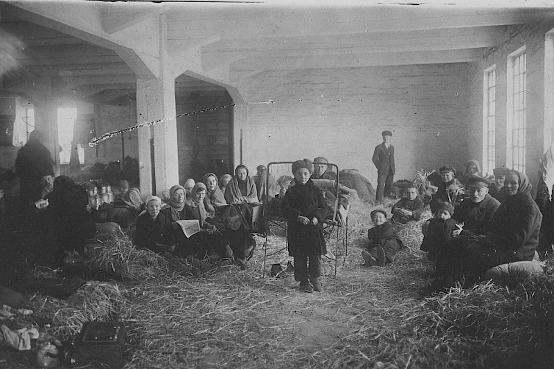 Das Bild aus dem Jahr 1955 zeigt Sowjetdeutsche in einer Notunterkunft in Kiel.