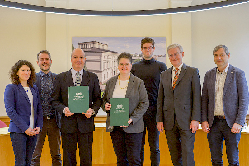 Für die Beteiligten waren bei der Unterzeichnung dabei: Elena Reichelt und Peter Grüttner vom ZLB, Marcelo Schenk Duque von der brasilianischen Universität, Rektorin Claudia Becker, Jura-Doktorand Paul Baudis, der Studiendekan des Juristischen Bereichs Michael Germann und der Leiter des International Office Boris Wille (von links).