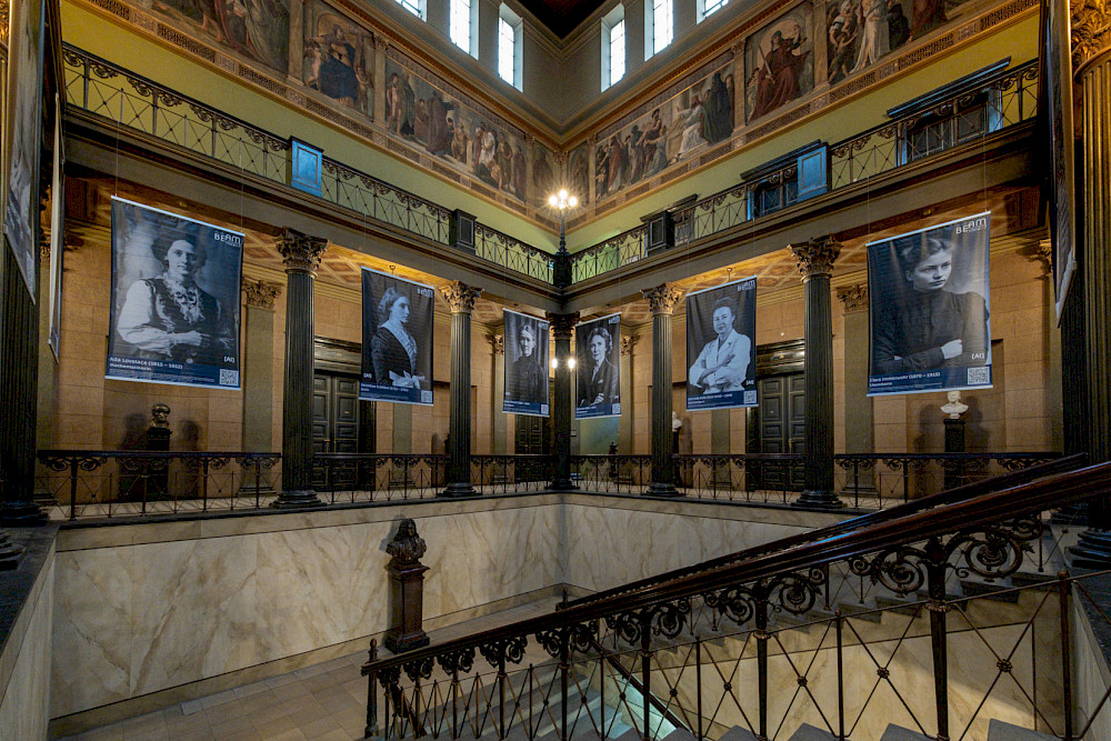 Die Ausstellung "Pioneering Women" zeigt KI-generierte Porträts von Wissenschaftlerinnen. 