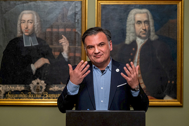 Dariush Hinderberger hat die Ausstellung kuratiert und konzipiert.