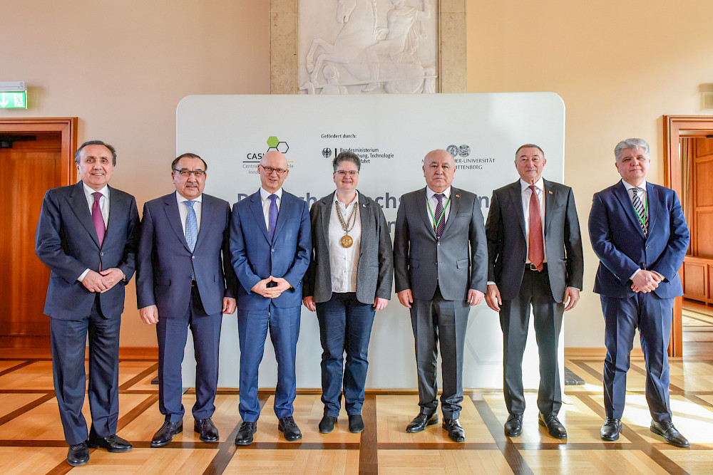 Gemeinsames Foto mit allen fünf Botschaftern der zentralasiatischen Länder (von links): S. E. Imomudin Sattorov (Tadschikistan), S. E. Nurlan Onzhanov (Kasachstan), Staatssekretär Marcus Pleyer, Rektorin Claudia Becker,  S. E. Omurbek Tekebaev (Kirgisistan),  S. E. Berdymurat Redjepov (Turkmenistan) und S. E. Dilshod Akhatov (Usbekistan)