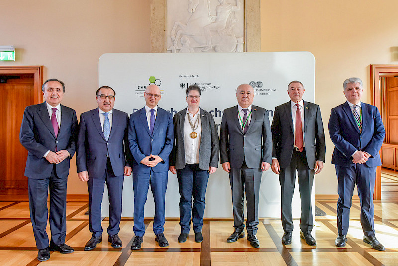 Gemeinsames Foto mit allen fünf Botschaftern der zentralasiatischen Länder (von links): S. E. Imomudin Sattorov (Tadschikistan), S. E. Nurlan Onzhanov (Kasachstan), Staatssekretär Marcus Pleyer, Rektorin Claudia Becker, S. E. Omurbek Tekebaev (Kirgisistan), S. E. Berdymurat Redjepov (Turkmenistan) und S. E. Dilshod Akhatov (Usbekistan)