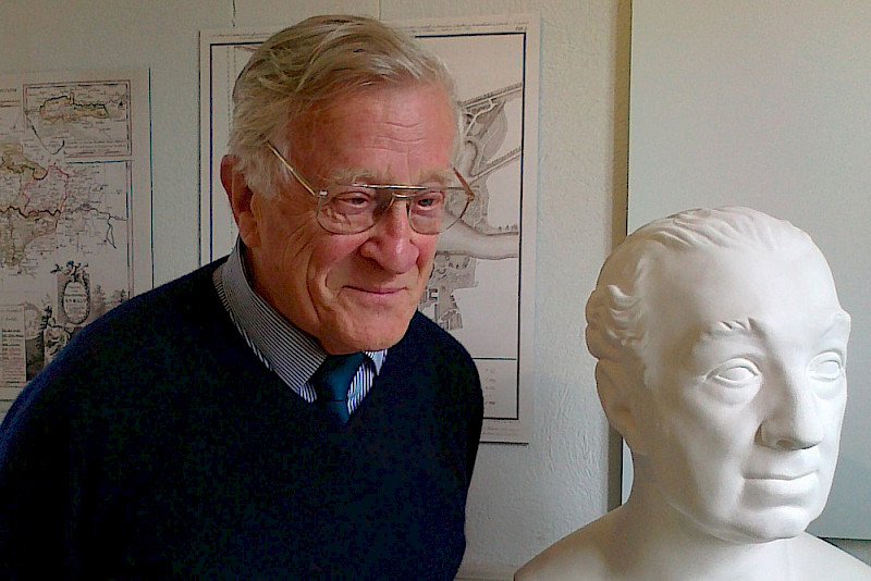 Prof. Dr. Erhard Hirsch neben einer Büste des Fürsten Franz
