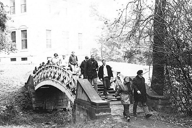 Eine der jährlichen Exkursionen mit den besten Sprachstudenten des Bereichs Medizin in das Gartenreich, 30. Oktober 1985 im Luisium, vorn rechts: Dr. Erhard Hirsch, daneben Dr. Inge Karl 