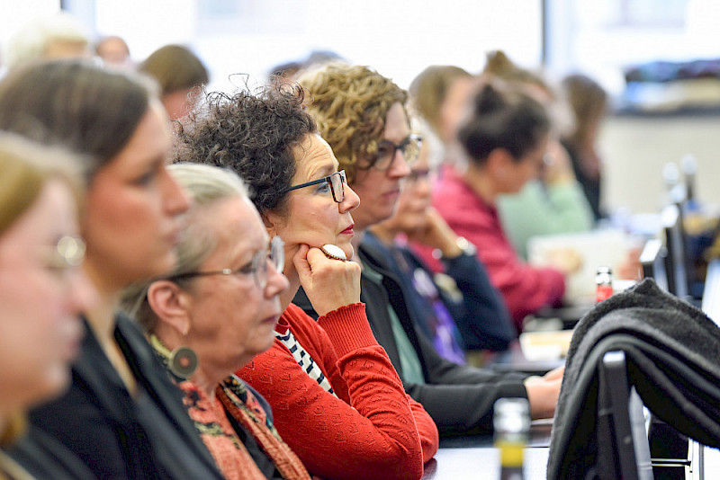 Die Teilnehmerinnen verfolgten interessiert die Beiträge.