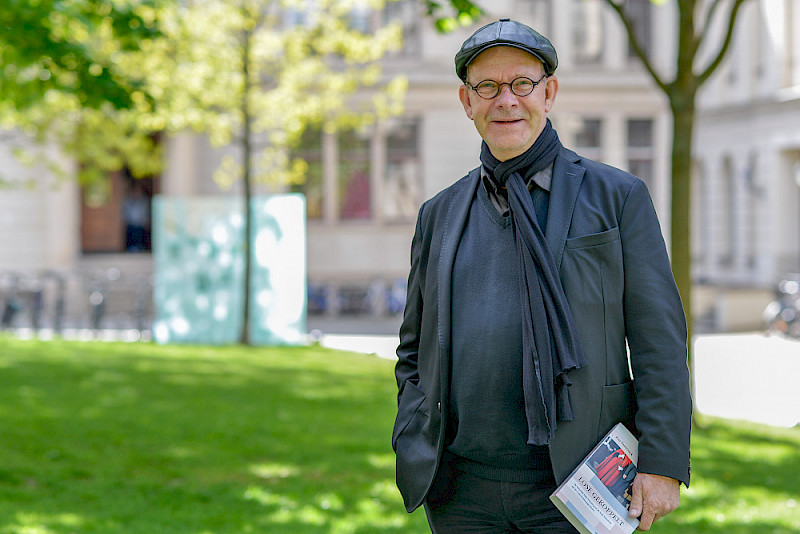 Peer Pasternack auf dem Universitätsplatz