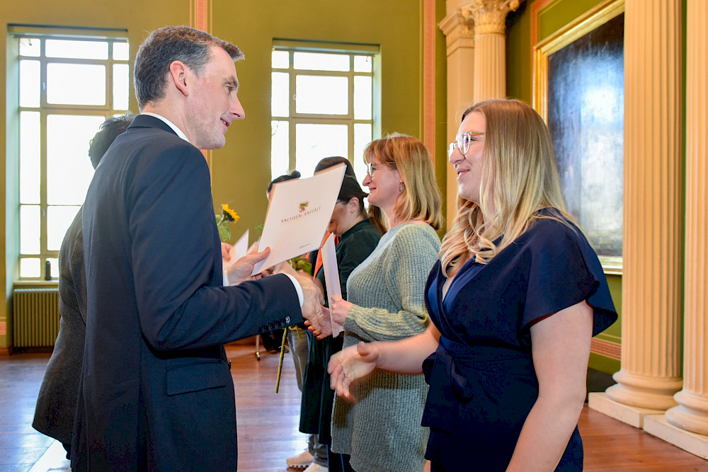 Die Zertifikate übergab der Bildungsminister Jan Riedel persönlich an die Lehrerinnen und Lehrer.