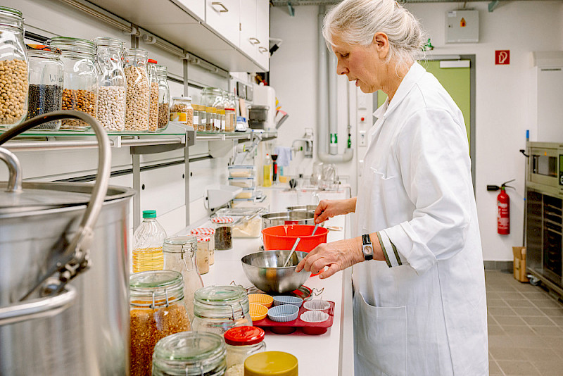 Urte Grauwinkel im FoodLab der MLU