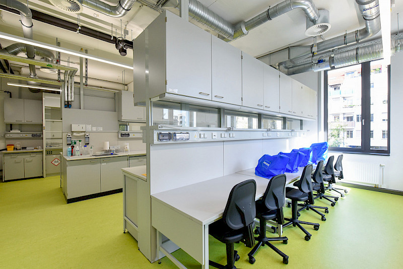 Mehrere Labore wurden neu und modern eingerichtet.
