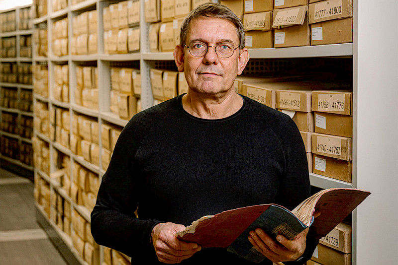 Friedemann Stengel im Archiv der Universität mit der Akte von Mojssej Woskin-Nahartabi