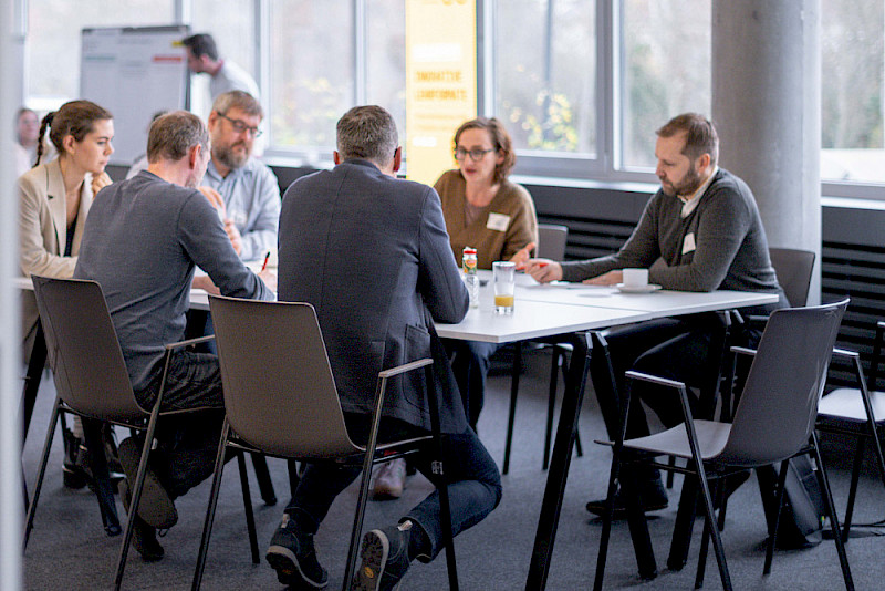 Susanne Hübner (Mitte), Leiterin des Transfer- und Gründungsservice, bei einem Workshop zu Innovationsmethoden