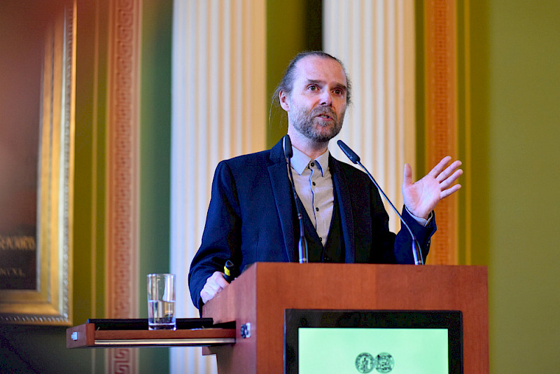 Hans Zillmann führte in die Thematik der Optogenetik ein.