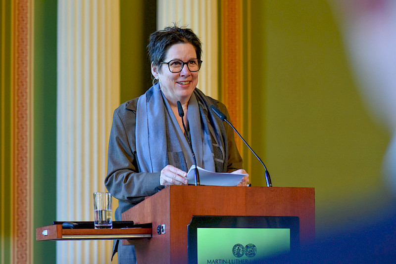 Sara Burkhardt stellte die Kunstschaffenden vor.