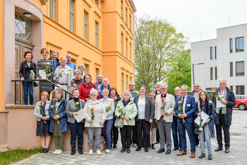 Gruppenbild mit Rektorin Claudia Becker, Kanzler Alfred Funk sowie den Mitarbeiterinnen und Mitarbeitern, die in den Ruhestand getreten sind. Sie wurden auf einer Veranstaltung im Botanischen Garten feierlich verabschiedet.