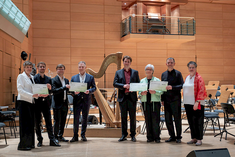 Scheckübergabe durch den VFF-Vorstand an die Leiter der Universitätsensembles. Zu sehen sind: Katrin Rehschuh, Daniel Spogis, Michael Lieb, Jan Röder, Keno Weber, Jutta Schubert, Bernhard Prokein und Claudia Becker (von links).