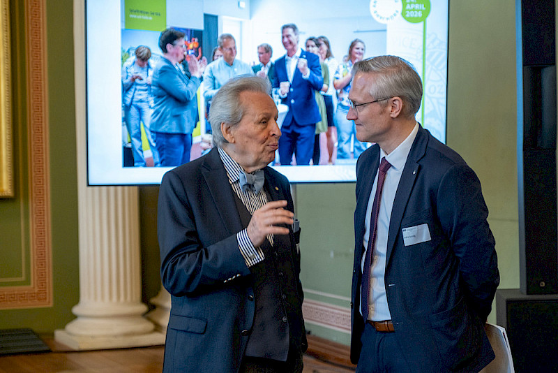 Der ehemalige Kustos und VFF-Präsident Ralf-Torsten Speler im Gespräch mit dem Wittenberger Bürgermeister André Seidig