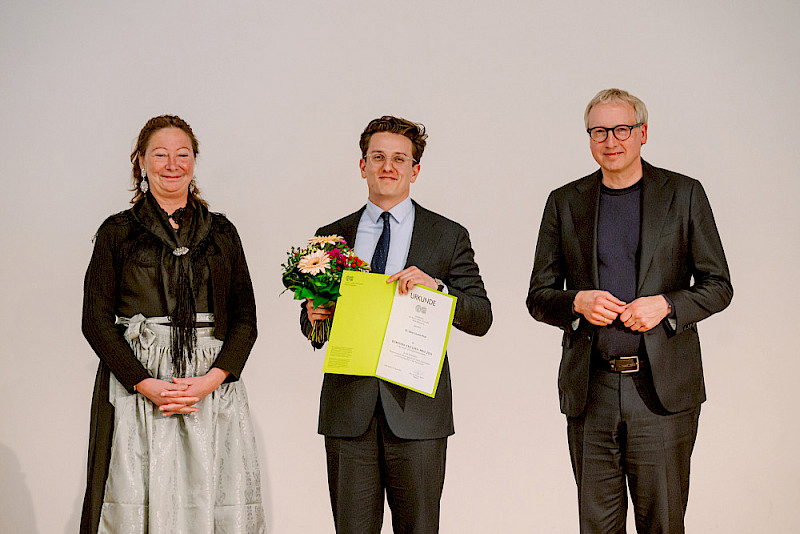 Prorektorin Christine Fürst mit Oscar Laurenz Prust, der mit einem Dorothea-Erxleben-Preis für seine Dissertation geehrt wurde, und seinem Betreuer Johannes Varwick