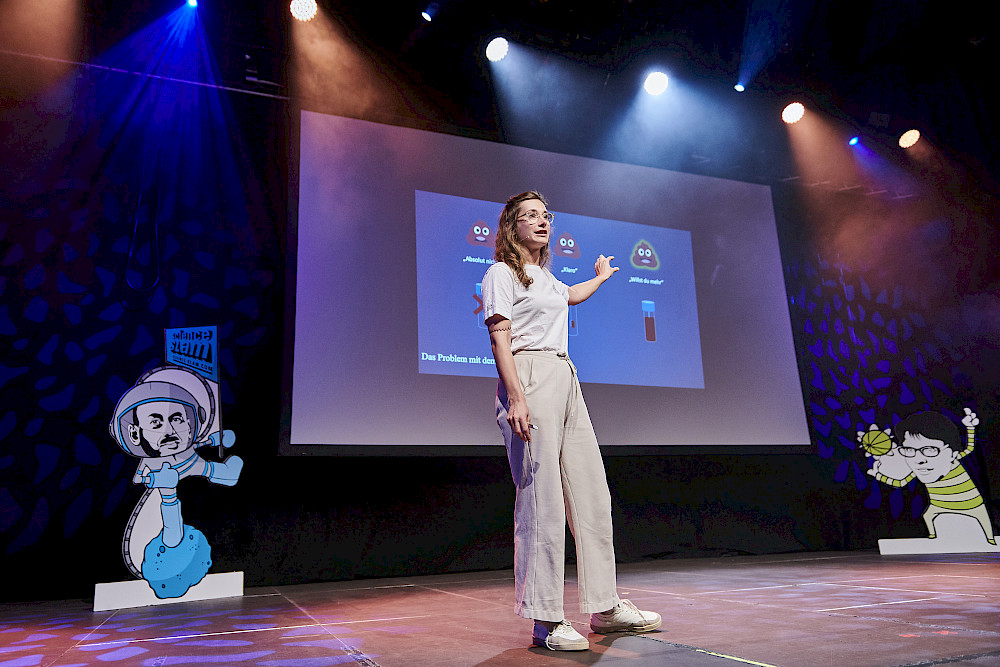 Lisa Budzinski bei einem ihrer eigenen Science-Slam-Auftritte zu Darmbakterien. Im Juli moderiert die Forscherin bei der Langen Nacht der Wissenschaften in Halle.