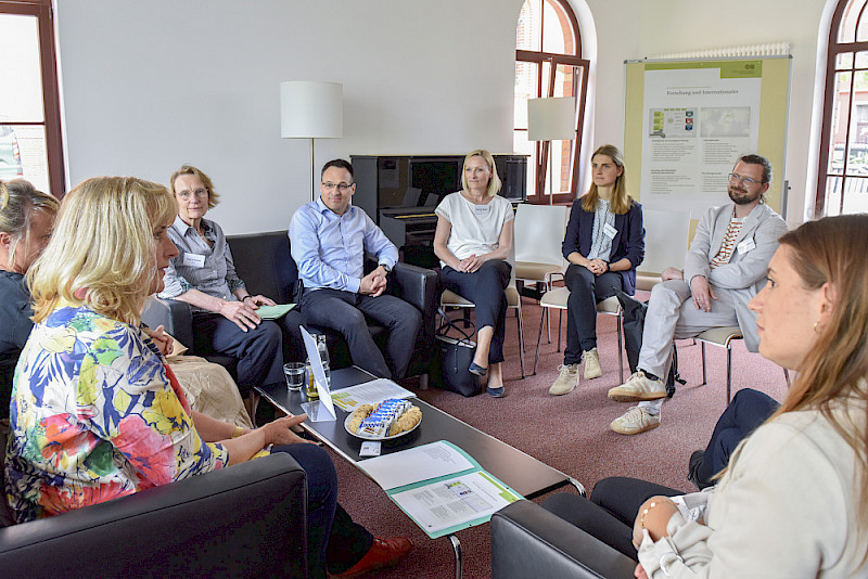 Fragen und Antworten gab es an den ingesamt drei Thementischen zu Medien- und IT-Ressourcen, Personal und Ausstattung sowie zu Forschung und Lehre.