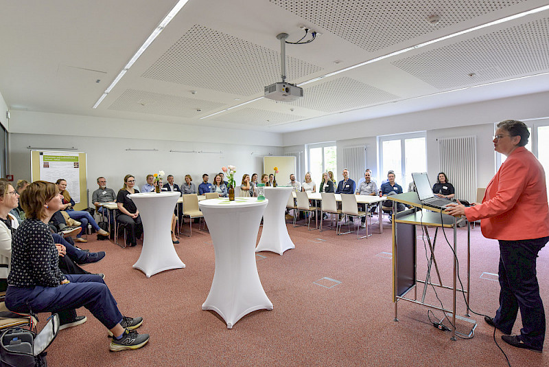 Rektorin Claudia Becker begrüßte die Neuberufenen und Führungskräfte im Georg-Forster-Haus.