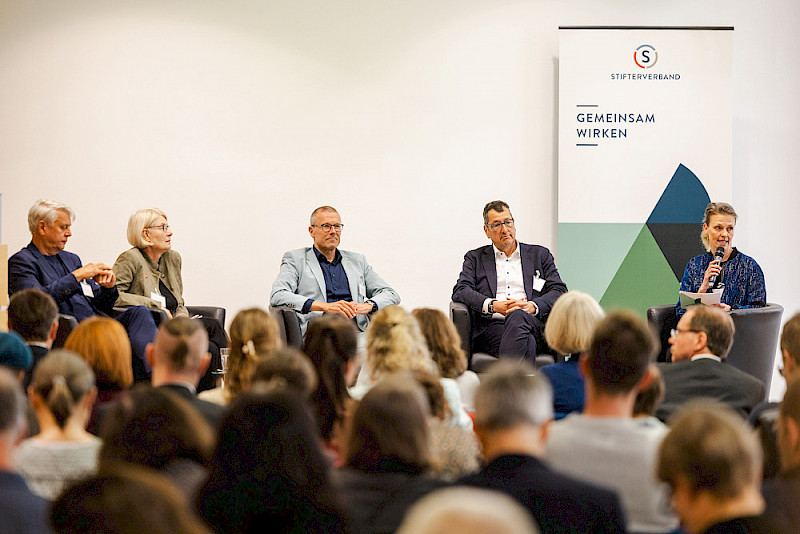 In einer Paneldiskussion tauschten sich Volker Meyer-Guckel, Ingeborg Schramm-Wölk, Uwe Schneidewind und Hilmar von Lojewksi aus, moderiert von Wiebke Hoffman vom Stifterverband (von links).