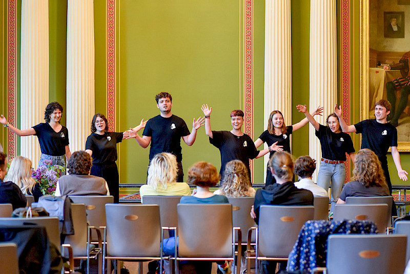 Die Improtheatergruppe "Händels Harlekine" präsentierte zum Abschluss des Nachmittagsprogramms Wünsche für ein lebendiges und motivierendes Studium.