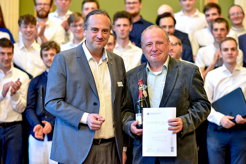 Prorektor Pablo Pirnay-Dummer (links) und der Physiker Detlef Reichert, der den studentischen Lehrpreis 2026 erhielt