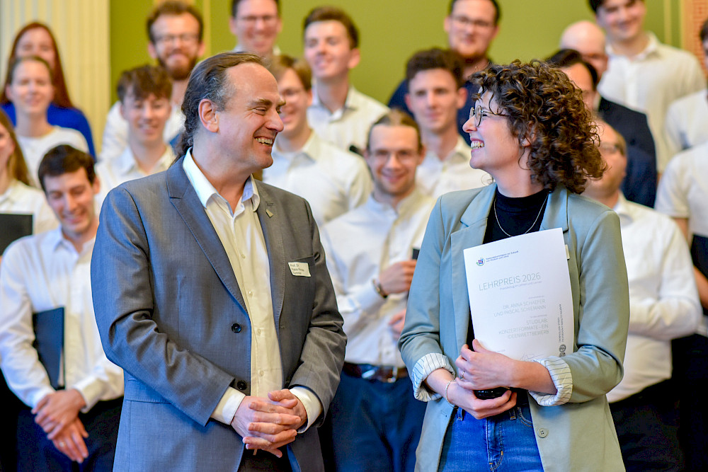 Grund zur Freude hatte Prorektor Pablo Pirnay-Dummer am Tag der Lehre unter anderem bei der Übergabe der Lehrpreise, hier an Anna Schaefer.