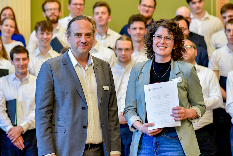 Pablo Pirnay-Dummer und die Musikwissenschaftlerin Anna Schaefer, die gemeinsam mit Pascal Schiemann (nicht im Bild) den Lehrpreis „Praxisbezug im Lehren und Lernen“ erhielt