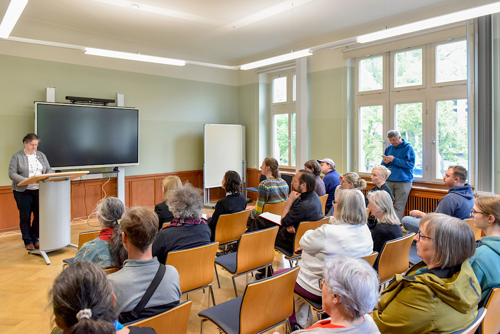 Rektorin Claudia Becker bei ihrem Grußwort auf der Gedenkveranstaltung