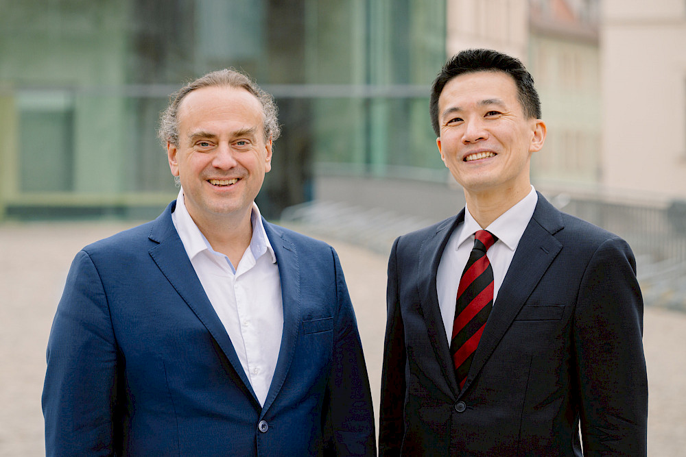 Mizuki Kumashiro (rechts) mit dem Prorektor für Studium und Lehre Pablo Pirnay-Dummer, in dessen Arbeitsgruppe für Pädagogische Psychologie er ein Jahr lang forschte
