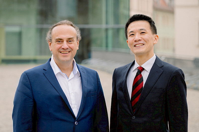 Mizuki Kumashiro (rechts) mit dem Prorektor für Studium und Lehre Pablo Pirnay-Dummer, in dessen Arbeitsgruppe für Pädagogische Psychologie er ein Jahr lang forschte