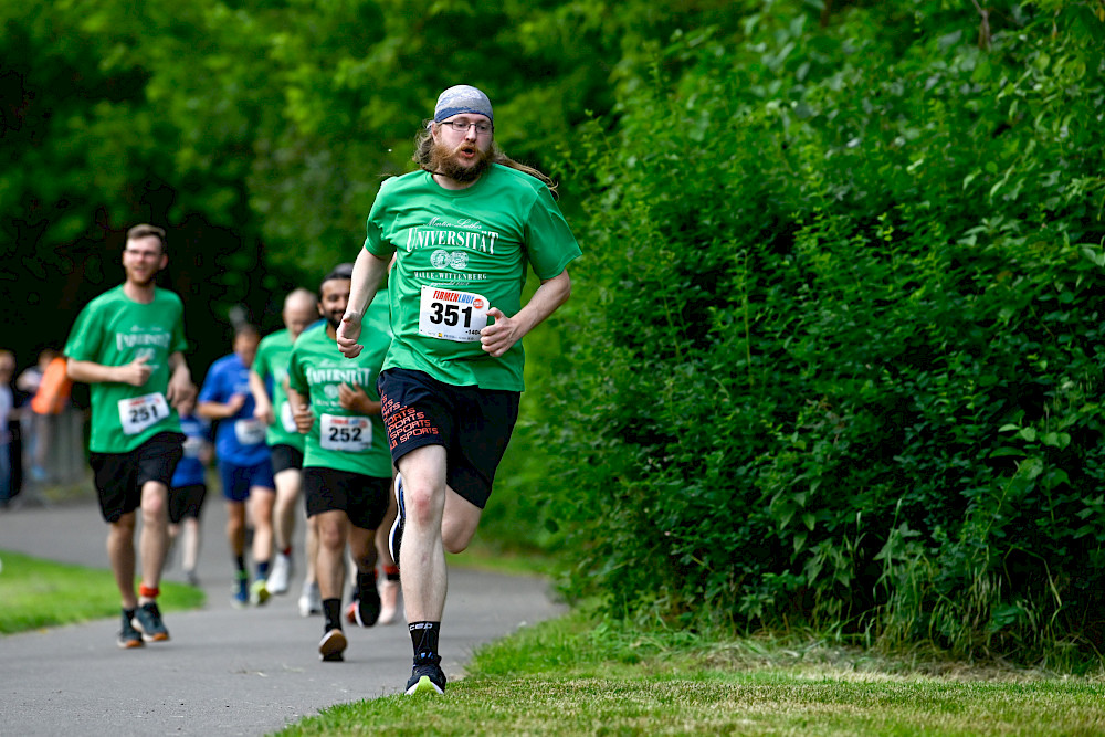 Impression vom Firmenlauf des vergangenen Jahres: Die MLU-Beschäftigten liefen in grünen Uni-Shirts.