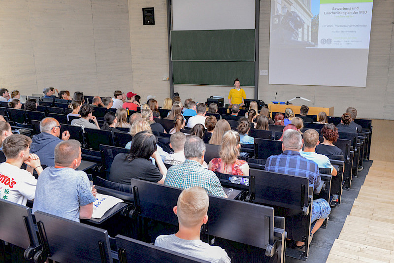 Wie laufen Bewerbung und Einschreibung ab? Anja Sips, Studienberaterin, erklärte es am Samstag im Audimax.