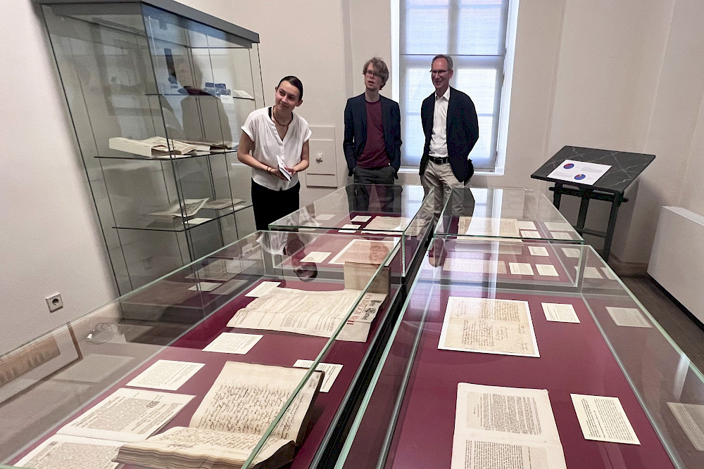Die Studierenden Svenja Wieczorrek und Lukas Stoffregen - hier mit Historiker Andreas Pečar (rechts) - stellten die Ausstellung vor.