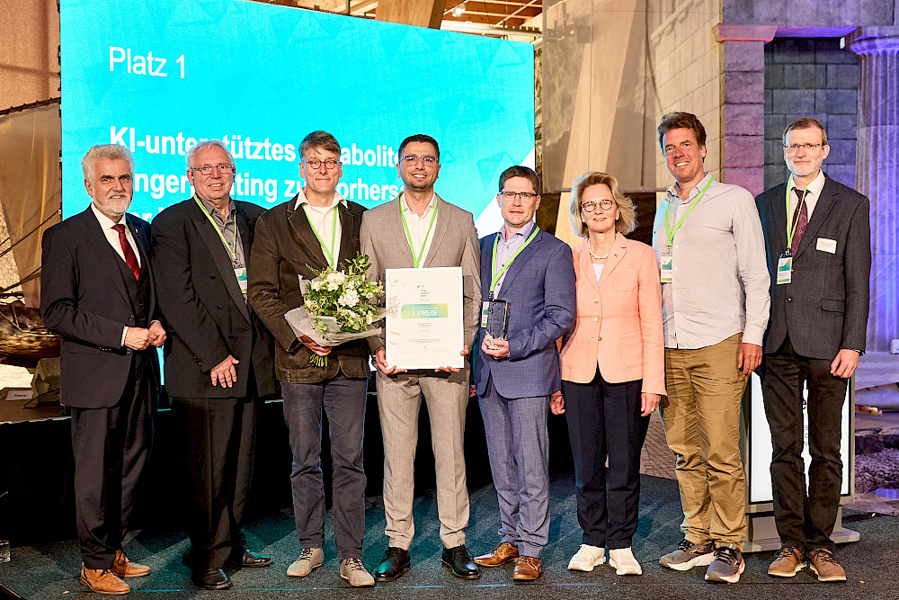 Das Siegerteam in der Kategorie „Innovativste Vorhaben der Grundlagenforschung“ mit Wissenschaftsminister Armin Willingmann (links) und dem Juryvorsitzenden Frieder Stolzenburg (re.). Für die MLU nahm Bioinformatiker Ivo Große (2. von re.) den Preis entgegen, die Laudatio hielt Leopoldina-Präsidentin Bettina Rockenbach.